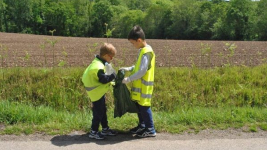Des enfants ramassent des déchets