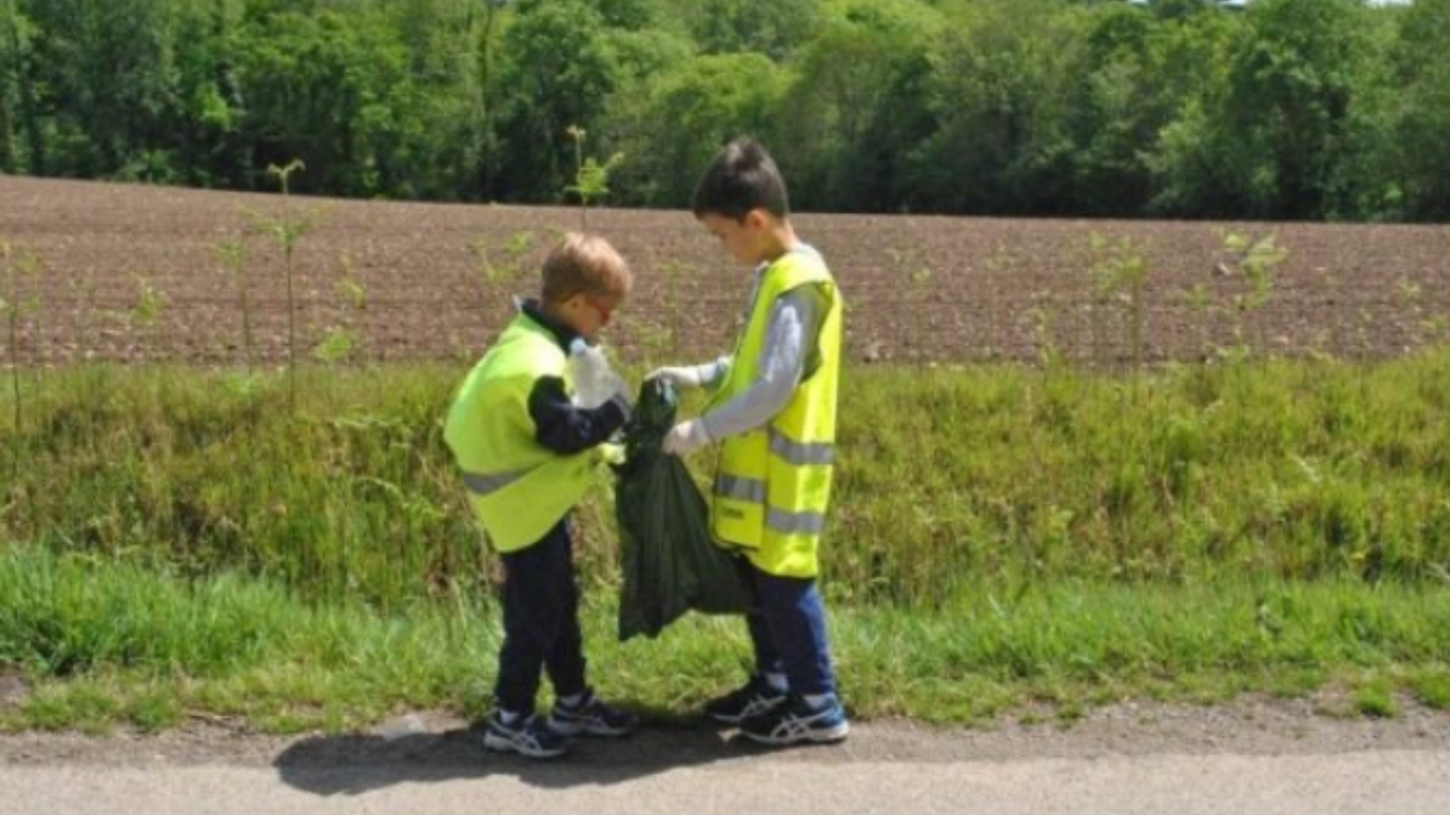Des enfants ramassent des déchets
