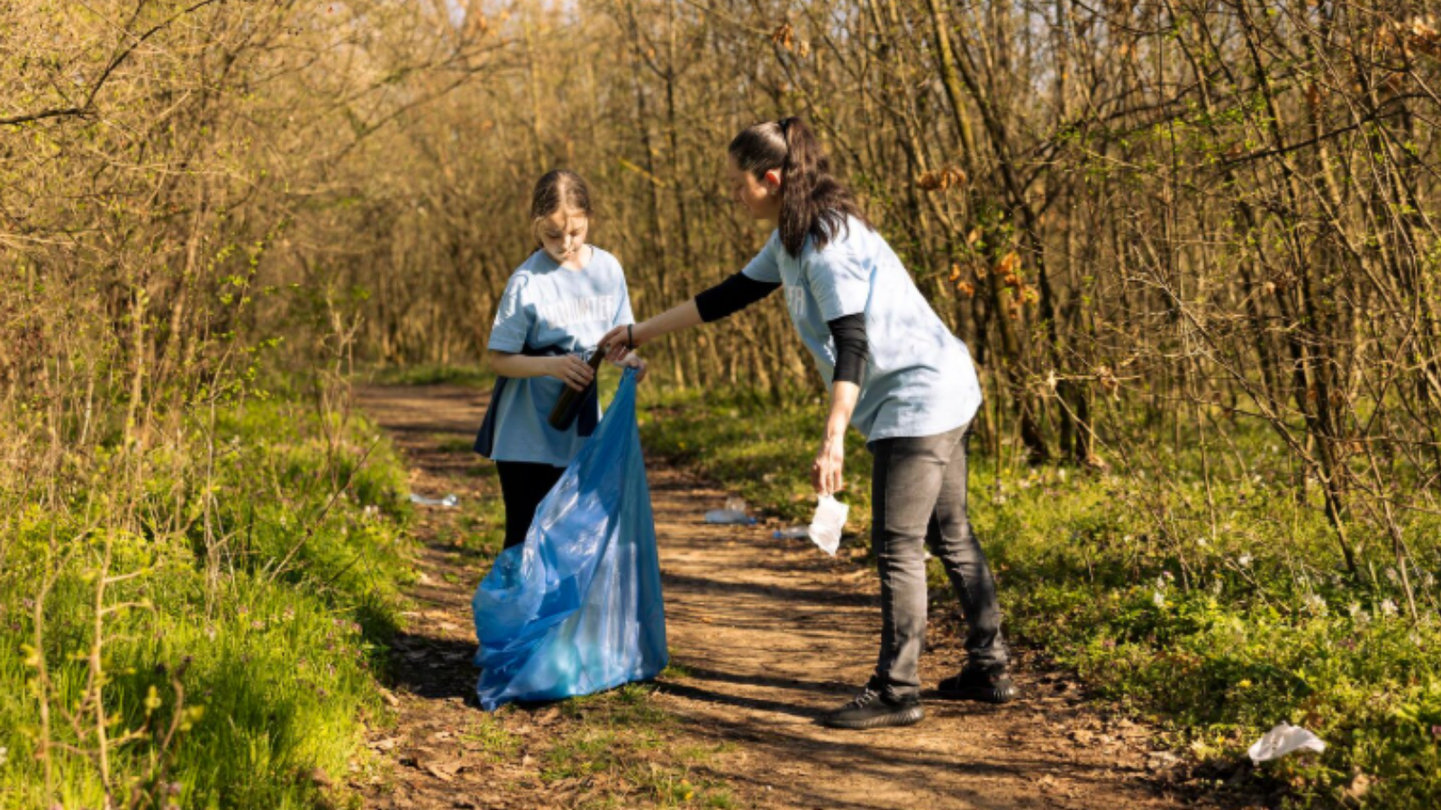Deux enfants ramassent des déchets