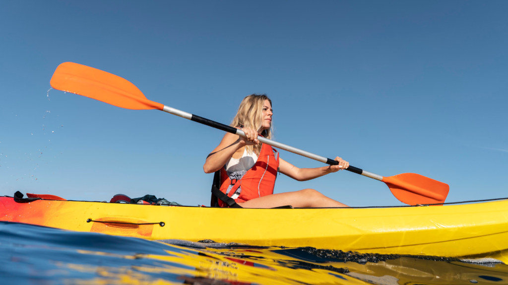 Jeune femme voyageant en kayak