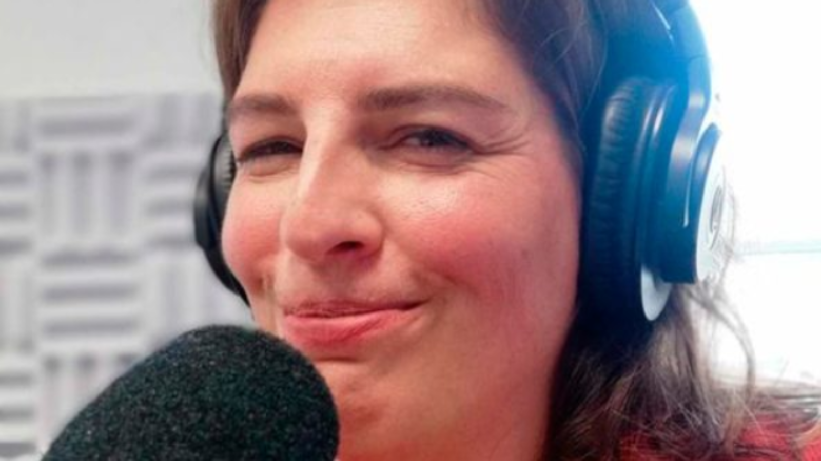 Animatrice radio derrière un micro