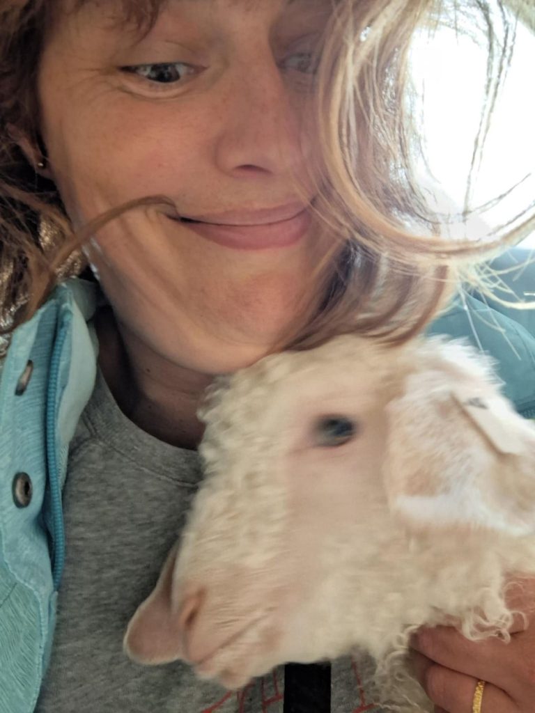 Sophie et une des chèvres angora de Mohair de Cornouaille