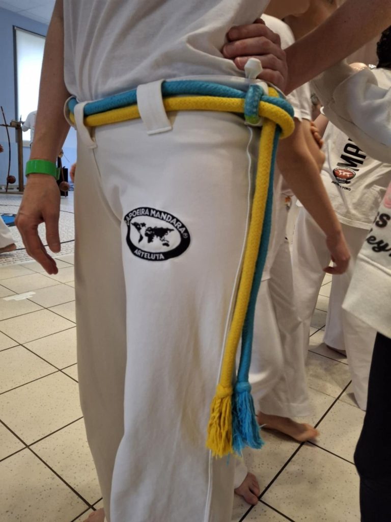 Les cordes de couleur portées par le capoeiriste