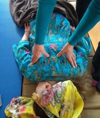 Anne Paget prodigue un massage shiatsu.