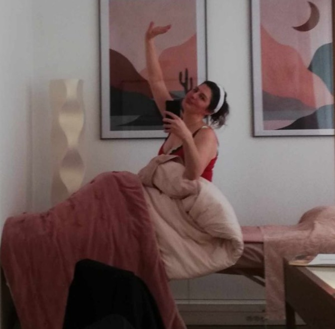 Jeune femme sur une table de massage