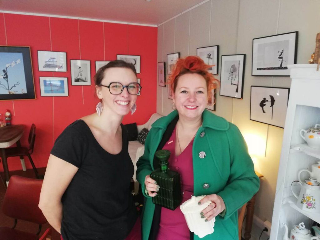 Morgane et Maryne au coffeeshop A L'Est de la Lune