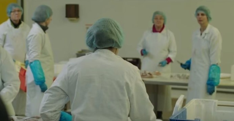 Les figurantes prennent leur rôle au sérieux