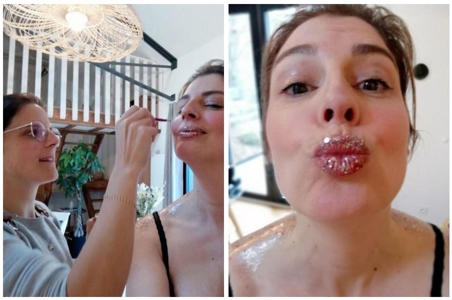 La photographe prépare son modèle.