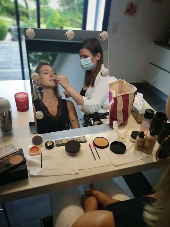 Emilie en train de maquiller Nelly