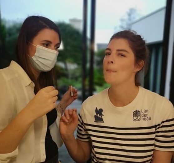 La maquilleuse professionnelle maquille son cobaye