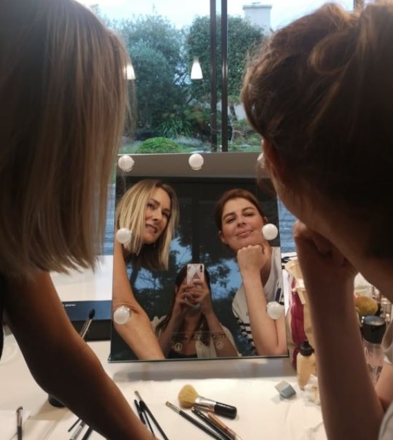 Deux jeunes femmes se regardant dans un miroir