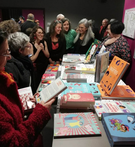 Anne de la libraire Comme les grands à Brest présente ses livres féministes