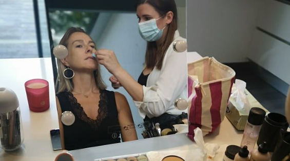 Une jeune femme en maquille une autre