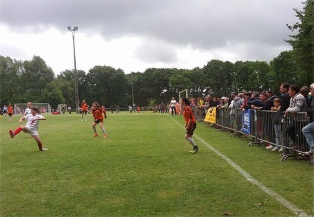 Le public encourage les joueuses de football.