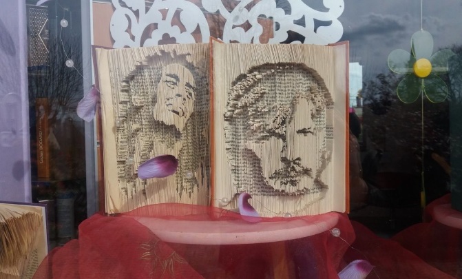 Livres pliés en vitrine