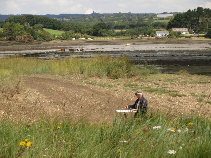 Aquarelliste devant son tableau
