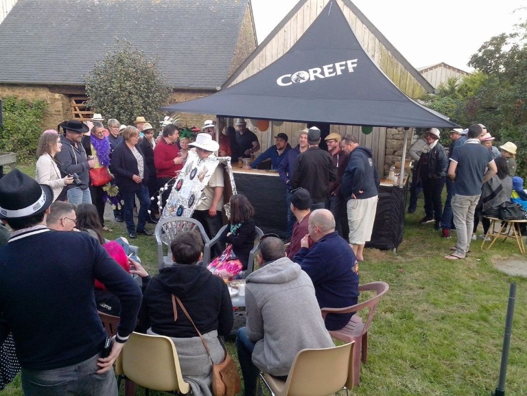 Dans la cour du bar clandestin