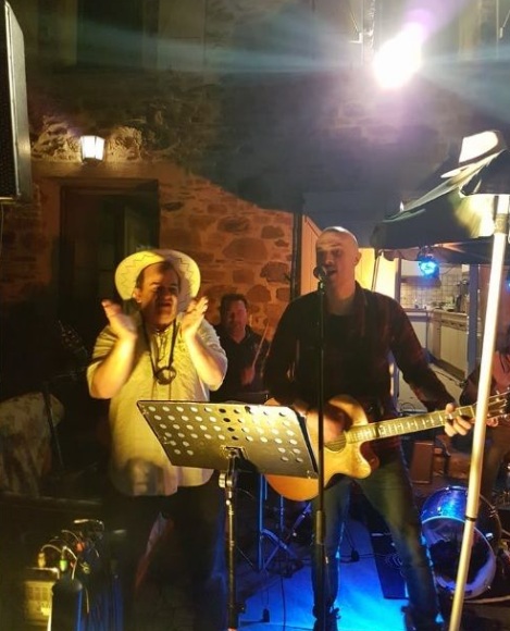 Gwen et le chanteur de MZH Project sur scène