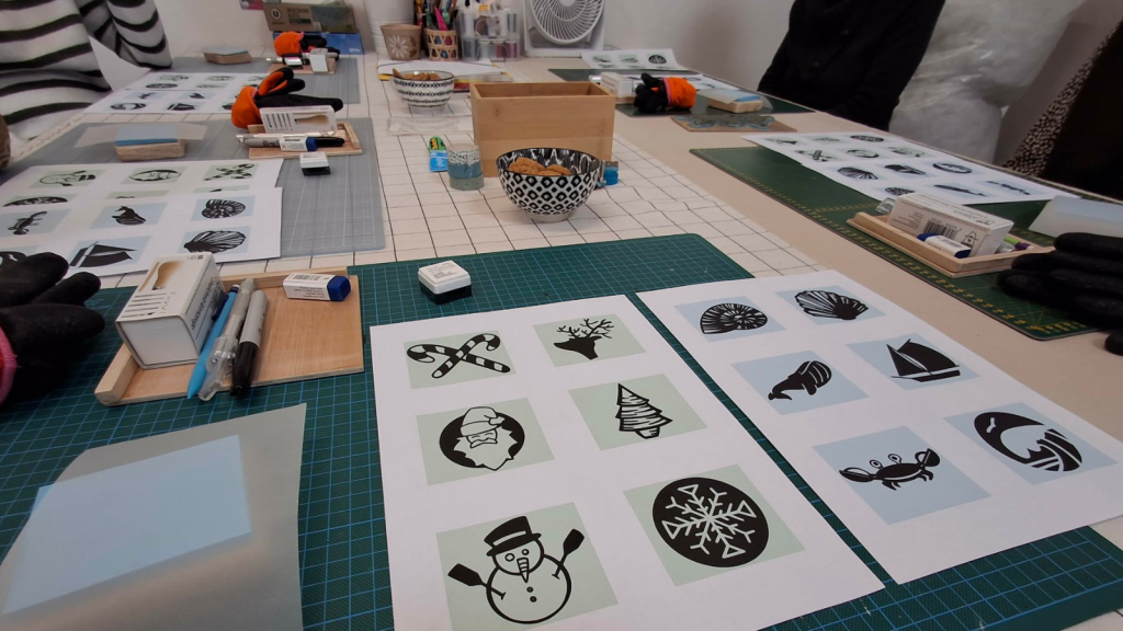 Matériel pour l'atelier de gravure sur tampon